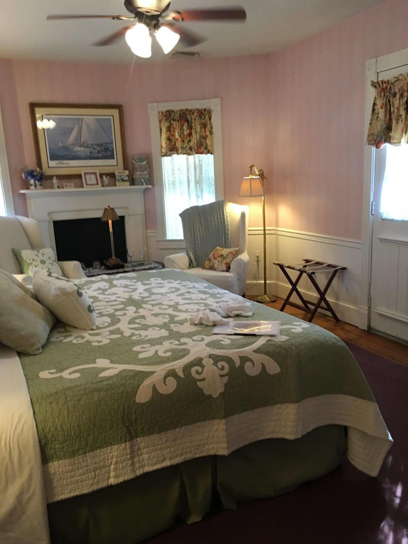 Parsonage Inn Bed And Breakfast Saint Michaels Exterior photo